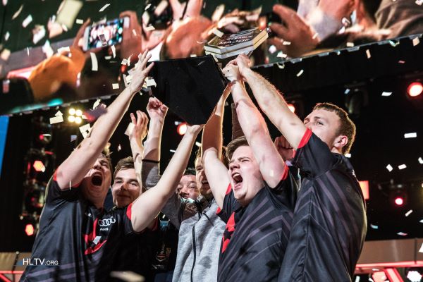 Astralis soulevant le 1er Major de leur histoire.