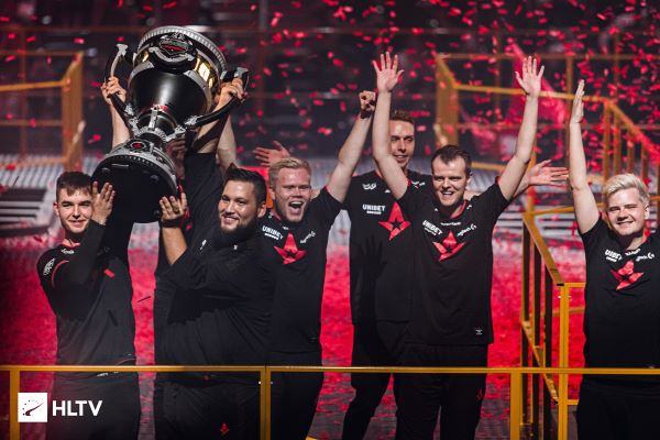 Astralis soulevant le trophée du Starladder Berlin 2019 Major.