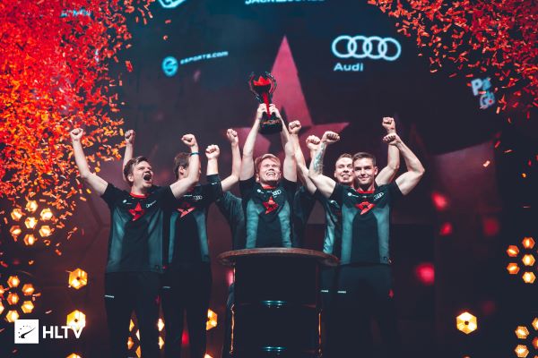 Astralis soulevant leur 2e Major.